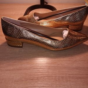 Size 6 Golden Snake embossed Pointed-Toe flats